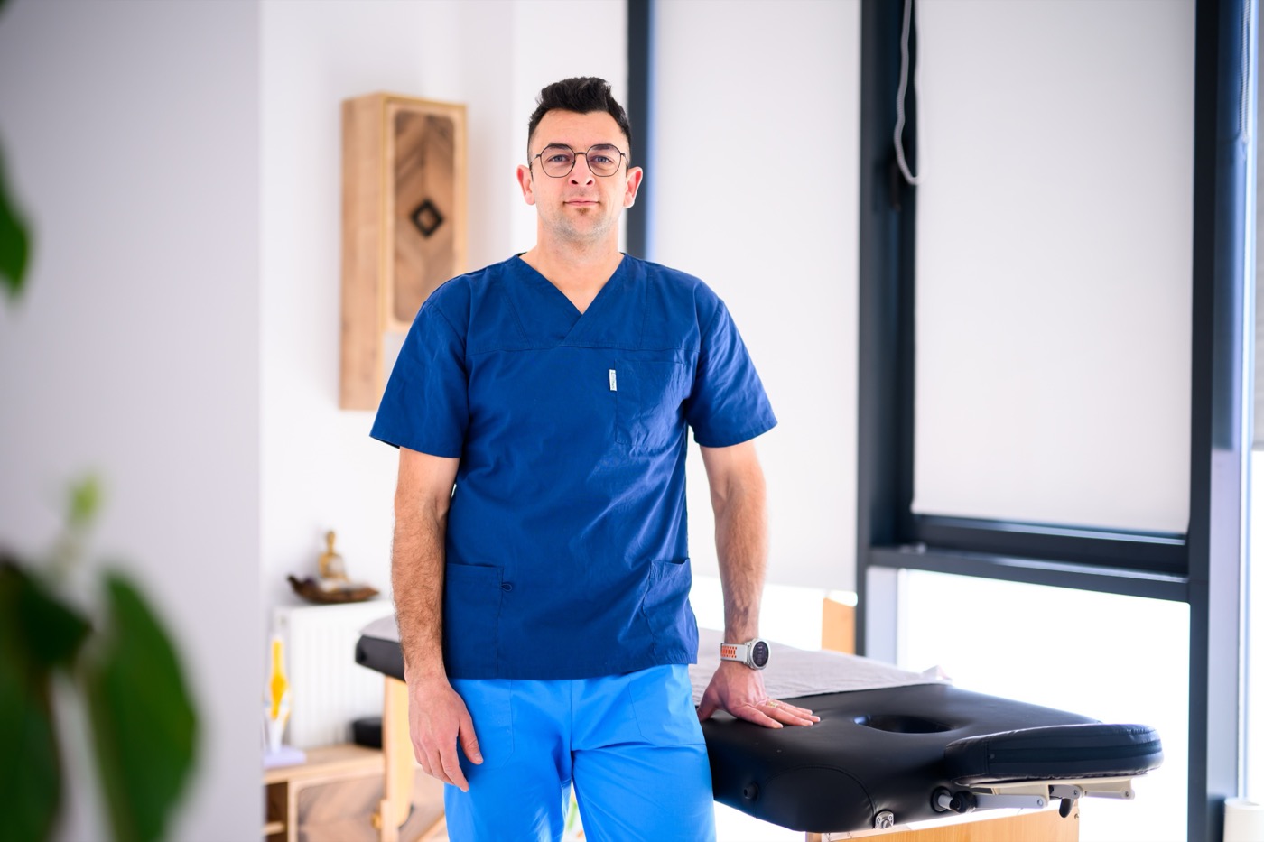 Radu Conea, kinetoterapeut și terapeut P-DTR, în cabinetul Fitway Kinetoterapie Cluj