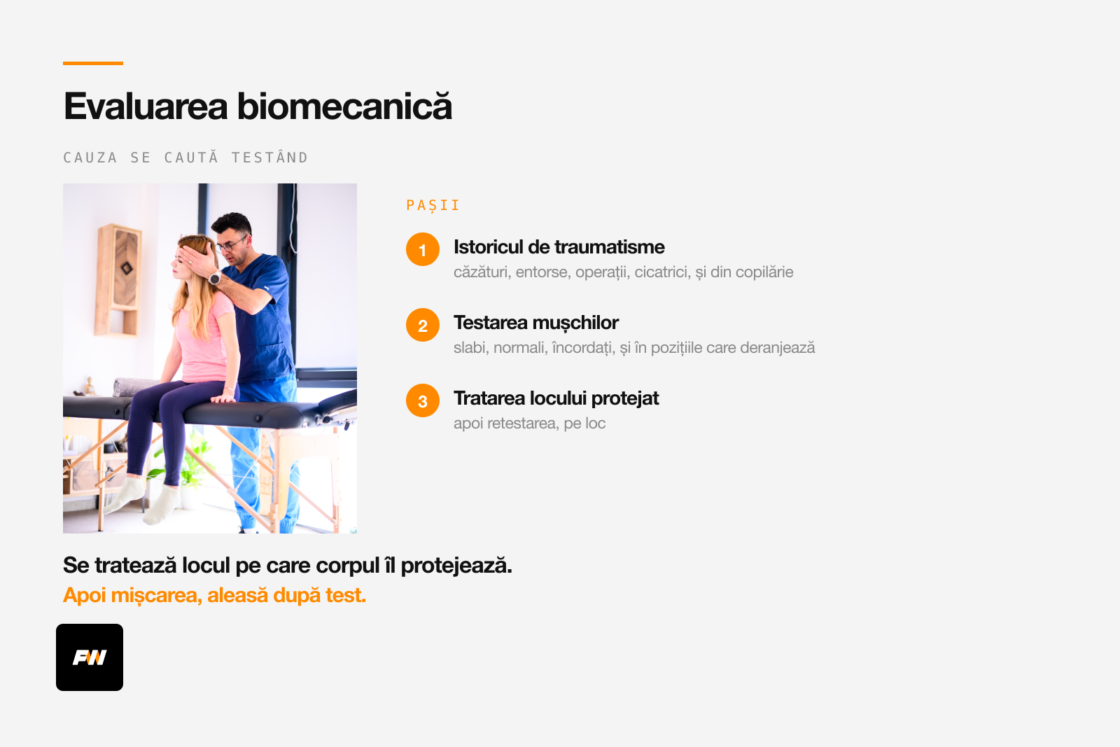 Terapeut care ține mâna pe fruntea unei femei așezate pe masă, la evaluarea biomecanică pentru sciatică din Cluj